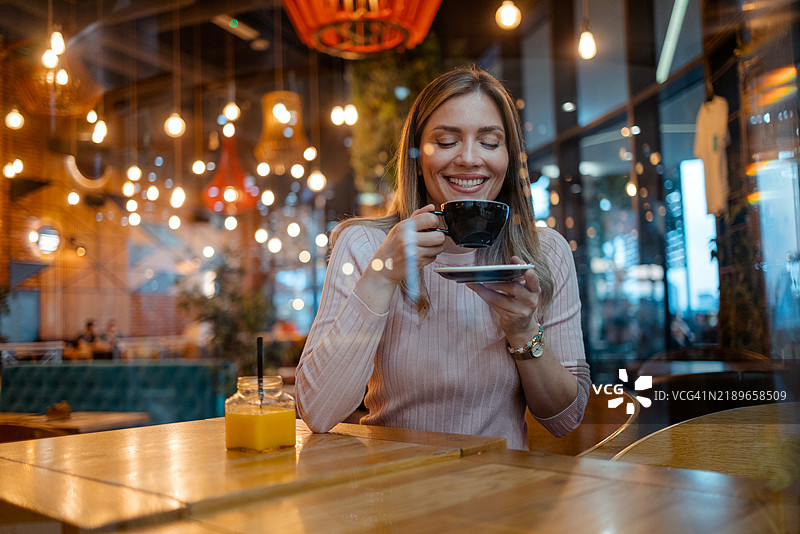 舒适咖啡馆中的宁静时刻图片素材