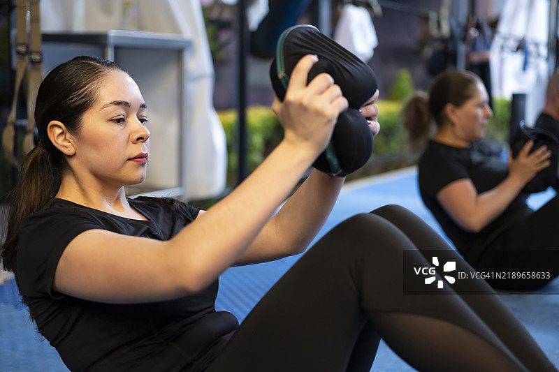 女性进行侧腹肌锻炼图片素材