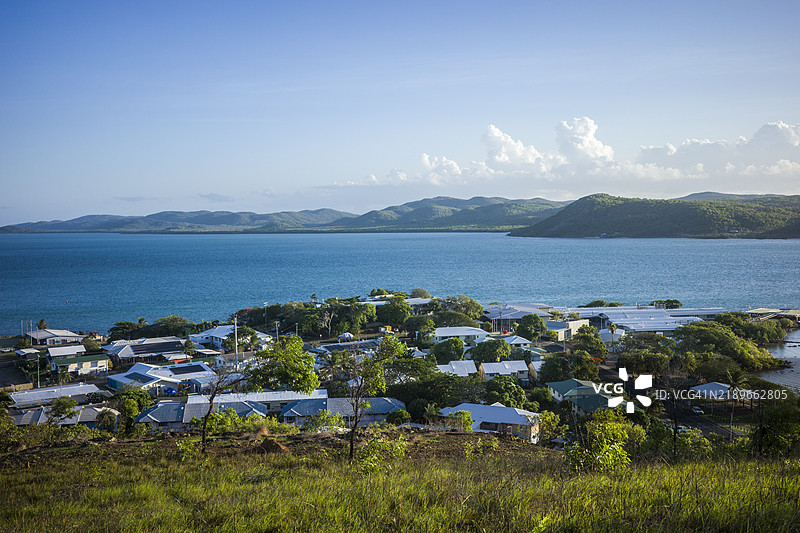 从澳大利亚昆士兰北部托雷斯海峡的星期四岛绿堡山瞭望台俯瞰星期五岛和古兹岛图片素材