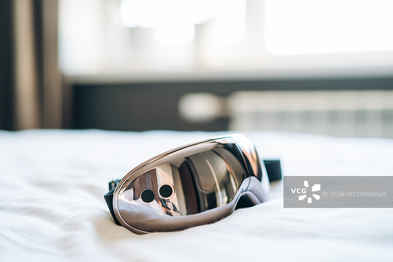 卧室里的眼部按摩器图片素材
