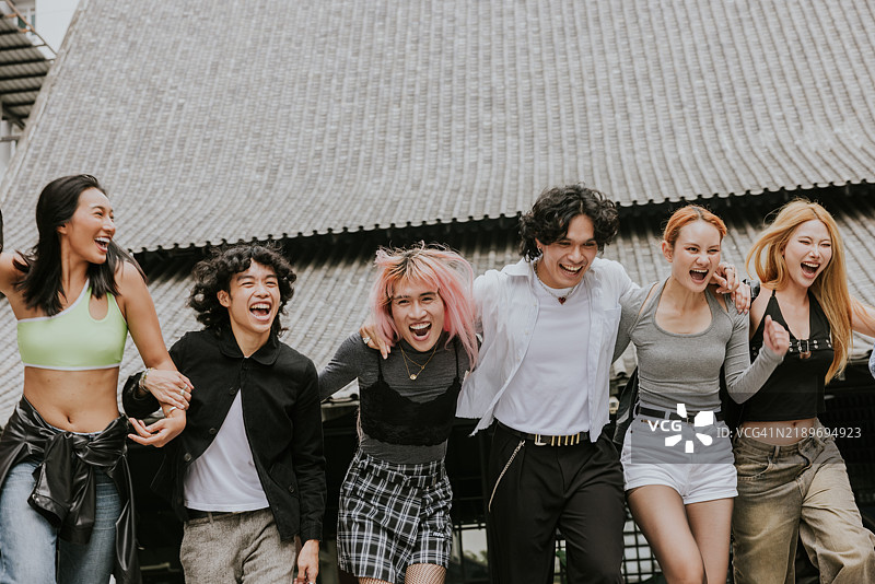 泰国团结的青少年游客在曼谷享受游览中国建筑。图片素材