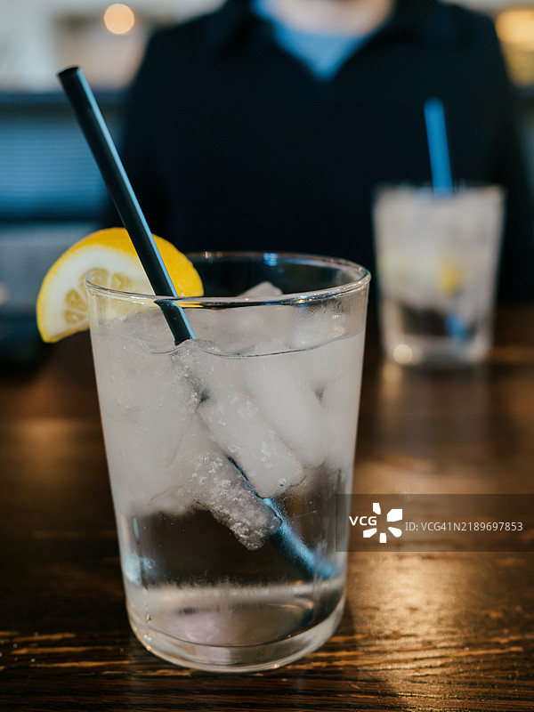 餐厅桌上的一杯水图片素材