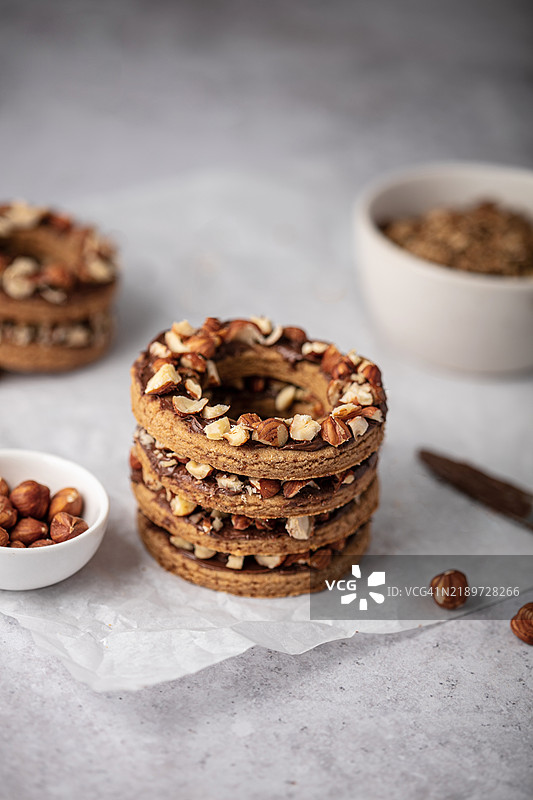 巧克力榛子饼干甜甜圈形状图片素材