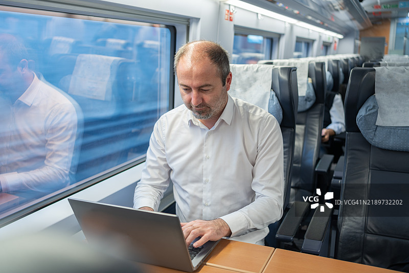 商务旅行乘火车图片素材