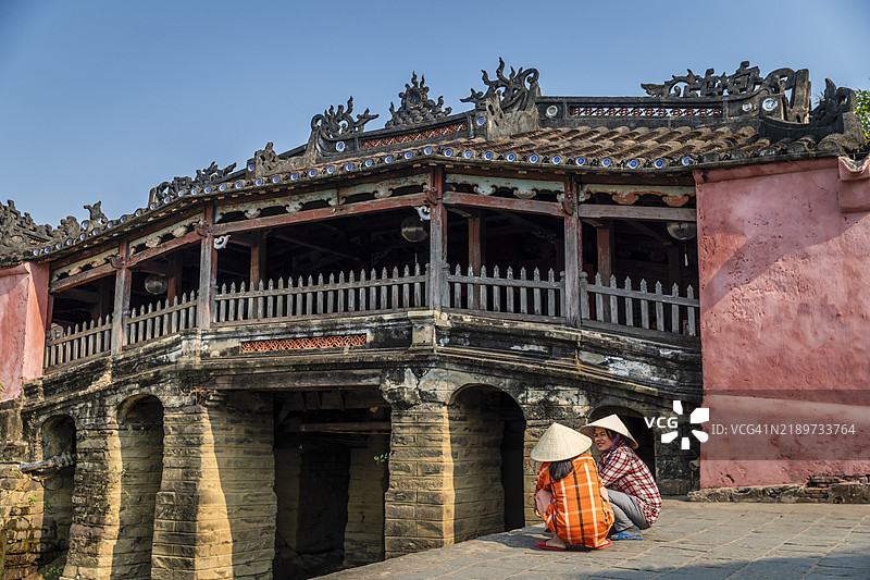 越南会安古城中的越南女性休息图片素材