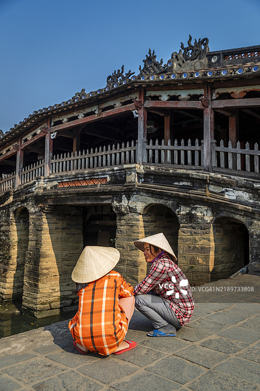 越南会安古城中的越南女性休息。图片素材