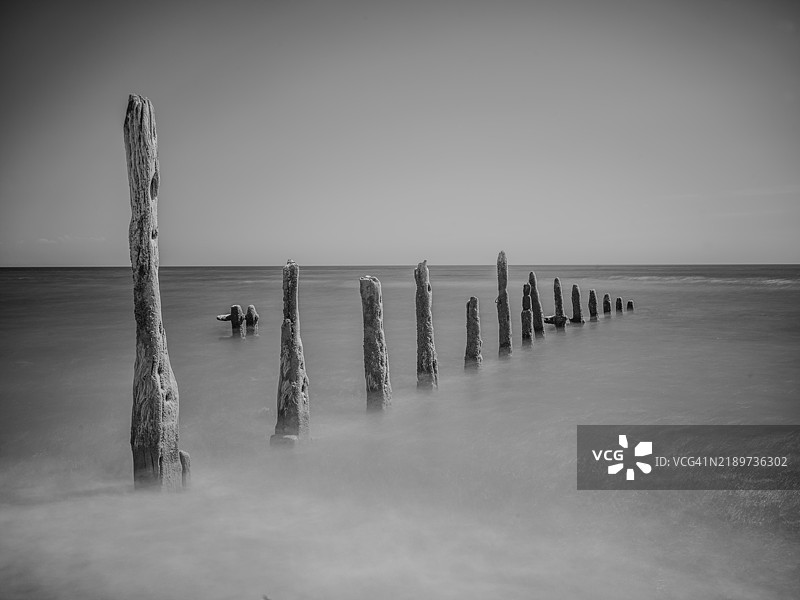 东萨塞克斯郡佩特莱维尔海滩的木质防波堤图片素材