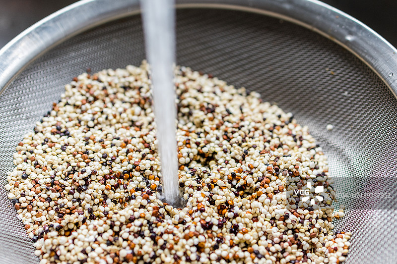 在烹饪之前清洗藜麦图片素材