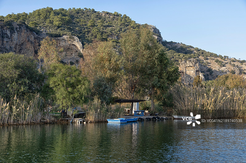 达利扬郁郁葱葱的树叶和古老的岩石墓葬景观。图片素材
