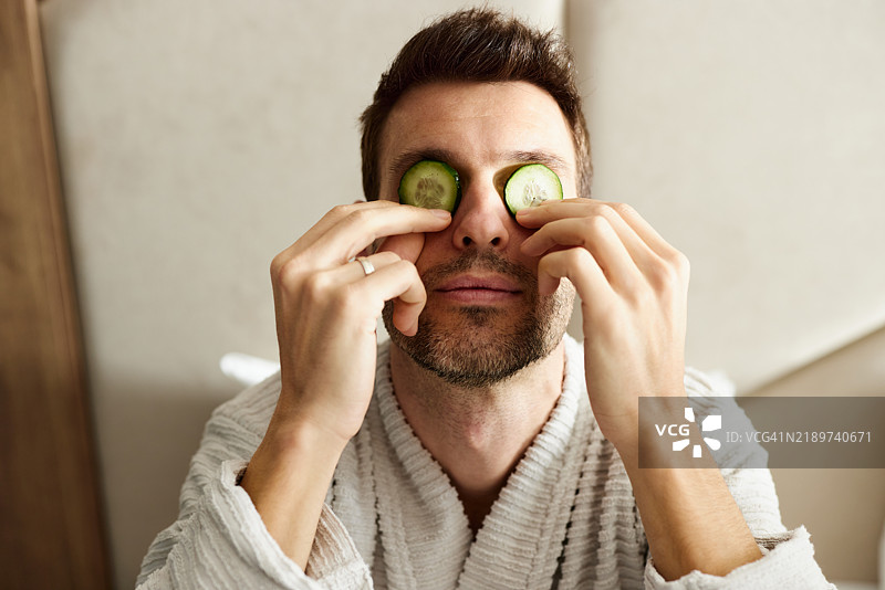 让我用黄瓜片放松眼睛！图片素材