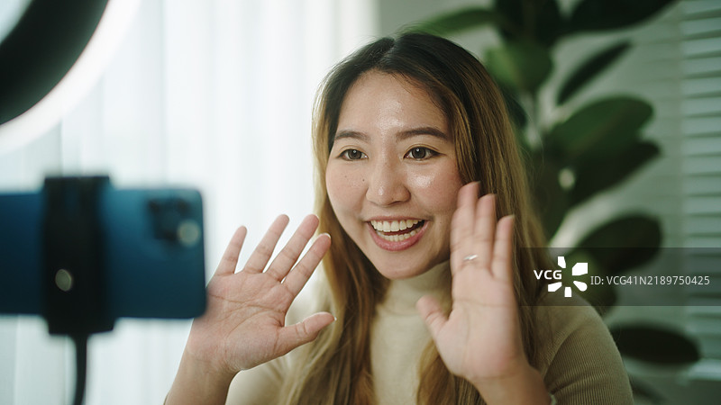 网红女性在打招呼。图片素材