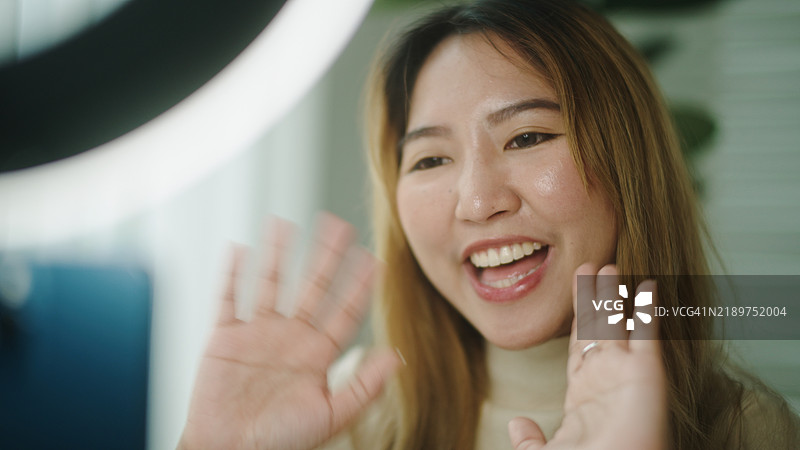 网红女性在打招呼。图片素材