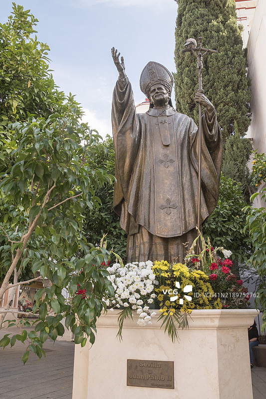 西班牙塞维利亚的女王广场上的教皇约翰保罗二世雕像图片素材