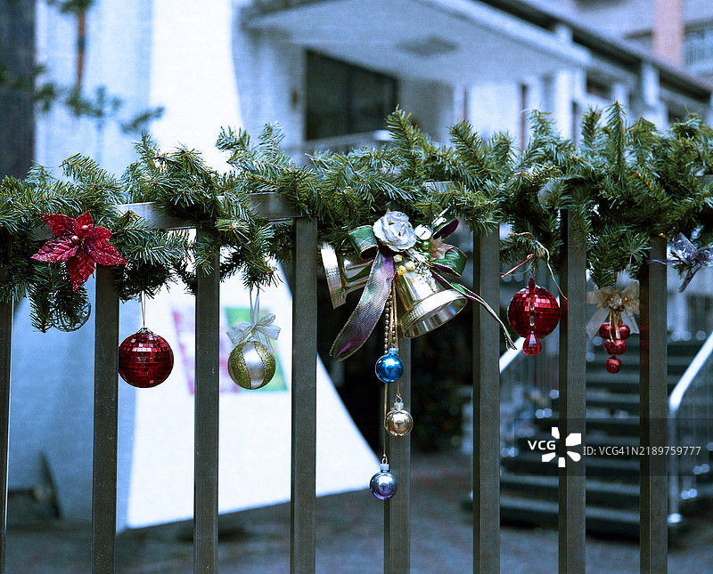圣诞节装饰品掉落在门上图片素材