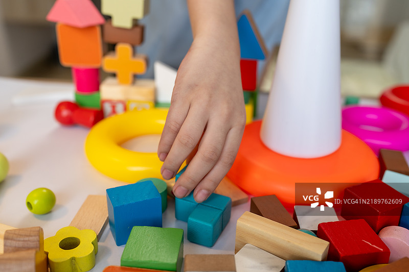 五彩缤纷的积木，儿童室内玩耍时光，促进学习与探索，通过有趣的玩具体验培养创造力和想象力。图片素材