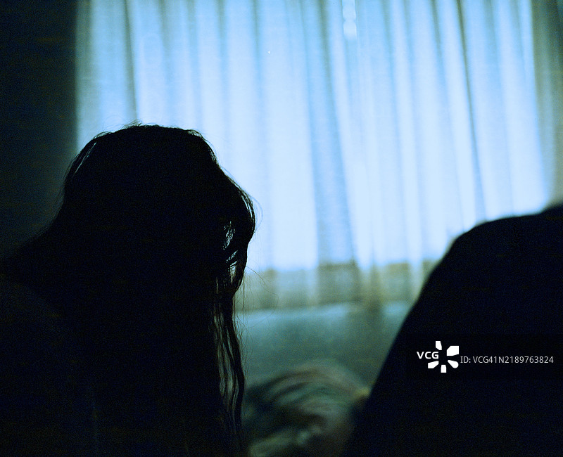 年轻美丽的长发女性肖像图片素材