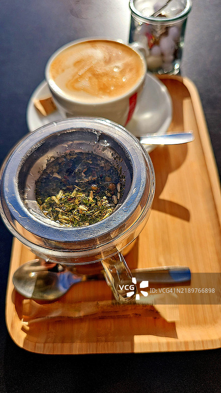 拿铁和草本茶图片素材