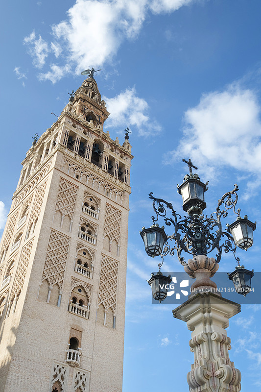 塞维利亚的圣母王广场上的吉拉尔达塔和法罗拉喷泉图片素材