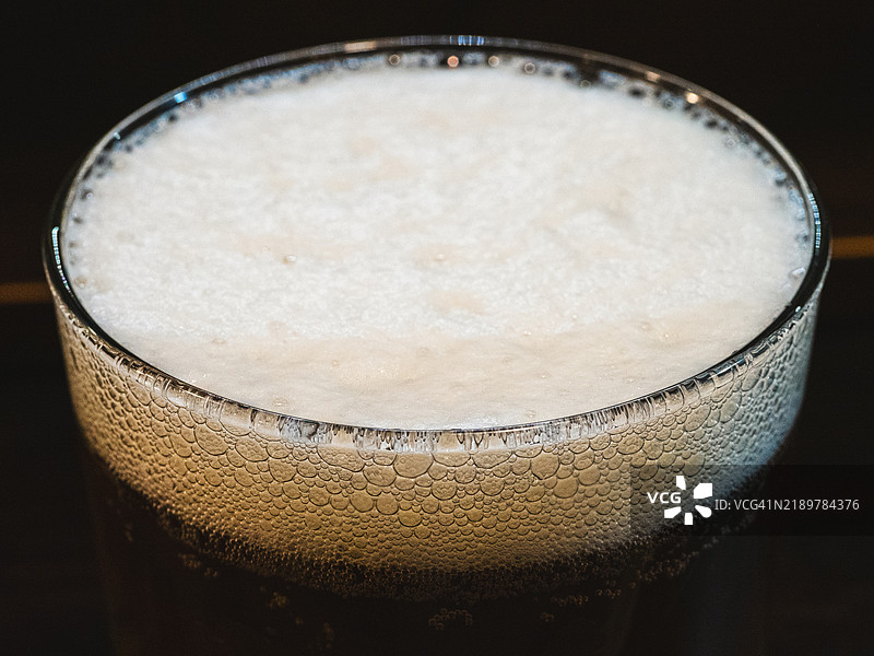 泡沫丰富的啤酒图片素材