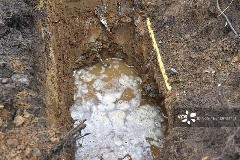 挖掘坑中的燃气管道图片素材