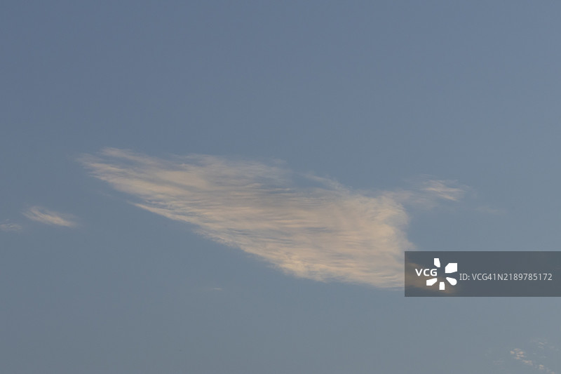 英格兰，英国，欧洲的蓝天上飘着白色的高层云。图片素材