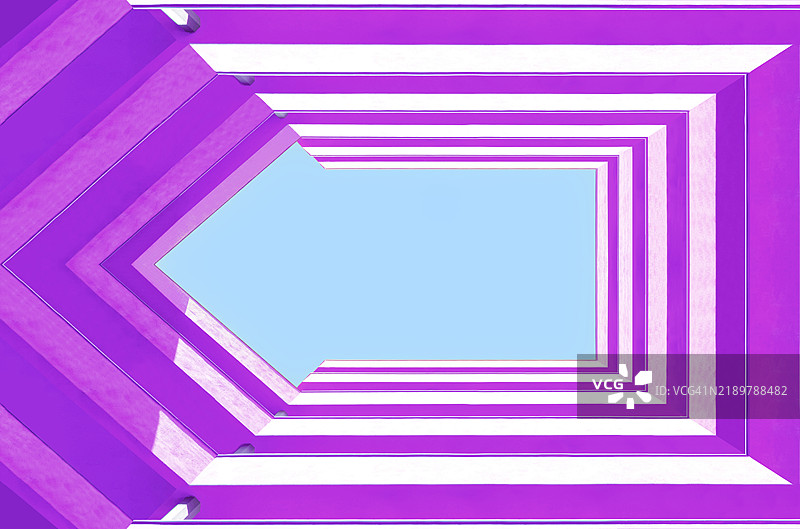 箭头形状的建筑概念，驾驭房地产市场的波动性图片素材