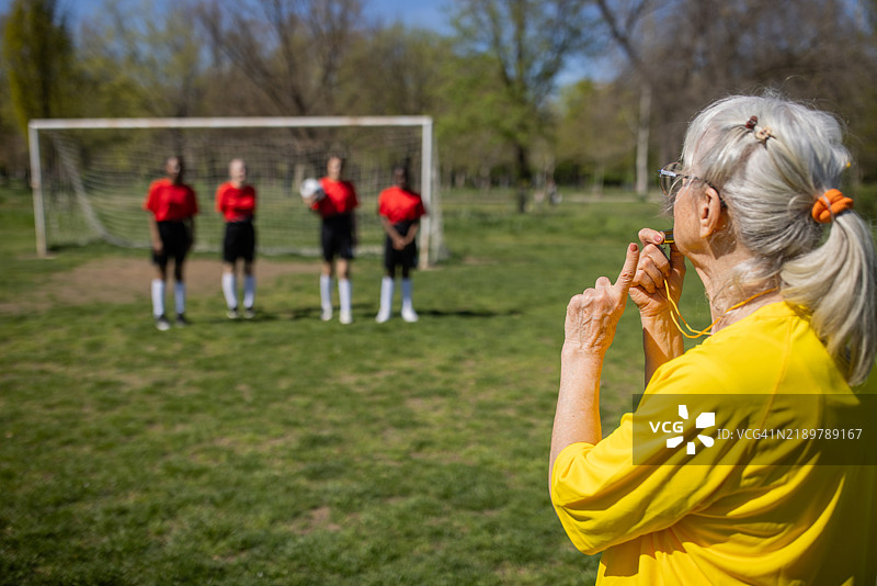 足球教练与她的球员们在训练中图片素材