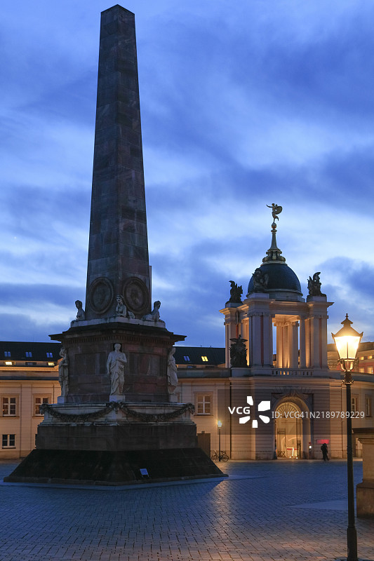 波茨坦，布兰登堡，德国，欧洲的市宫，福尔图娜门，方尖碑，黄昏时分的老市场图片素材