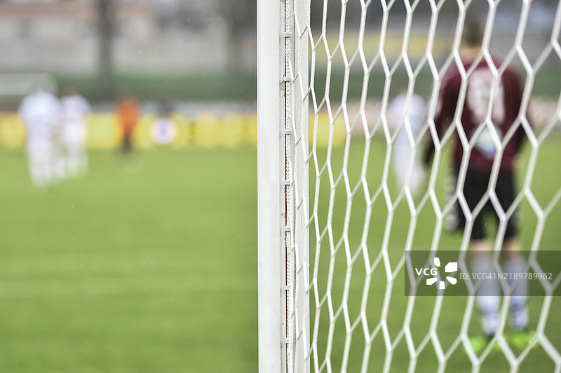 球门的细节，网和背景中的足球守门员图片素材