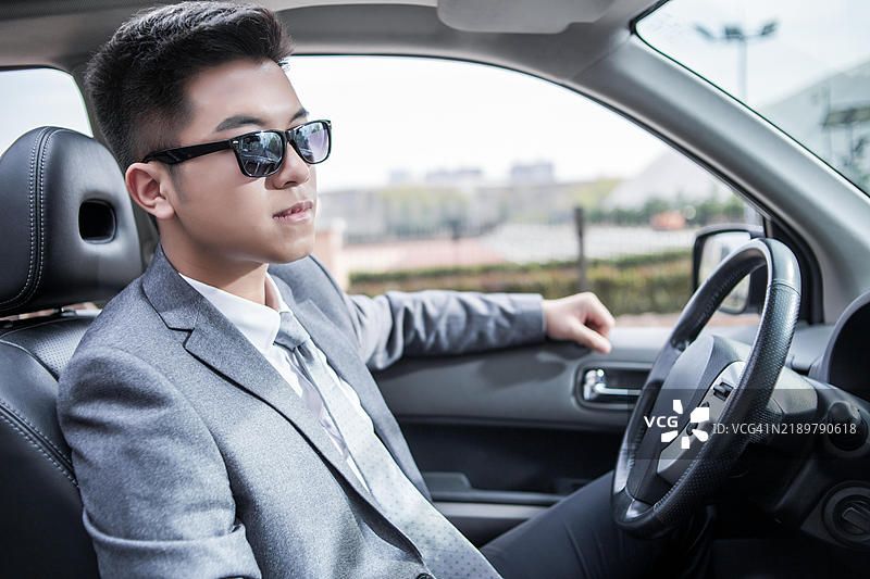 亚洲男子驾驶汽车图片素材