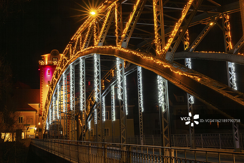 照亮的桥，瓦森桥，夜景，莱奥本，施蒂利亚，奥地利，欧洲图片素材