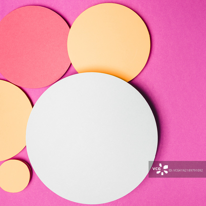 黄色、白色、红色圆形纸圈框，粉色背景图片素材
