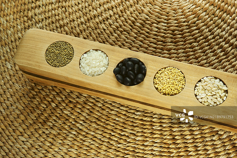 多盘和谷物图片素材