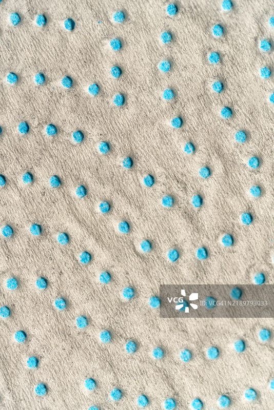 浅灰色厨房毛巾，上面有小的浅蓝色圆点形成的斜线图案，突显其吸水的质地。图片素材