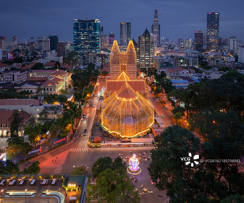 胡志明市中心的圣母院或德克巴教堂的夜间航拍景观，越南圣诞节前的特殊礼拜场所。图片素材