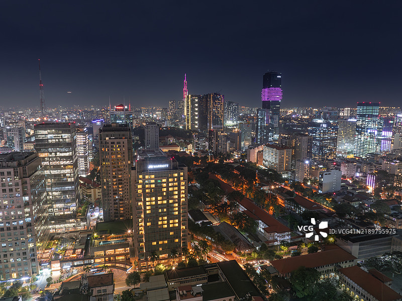 越南胡志明市的夜间航拍景观，展示了发展中的建筑、交通和能源基础设施。图片素材