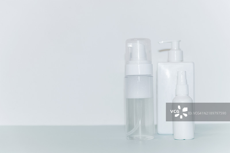 白色化妆品瓶和容器在极简背景上图片素材