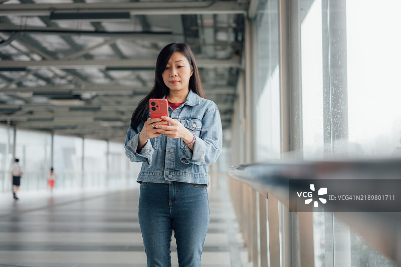 数字成功之路：一位亚洲女性的电子商务旅程图片素材