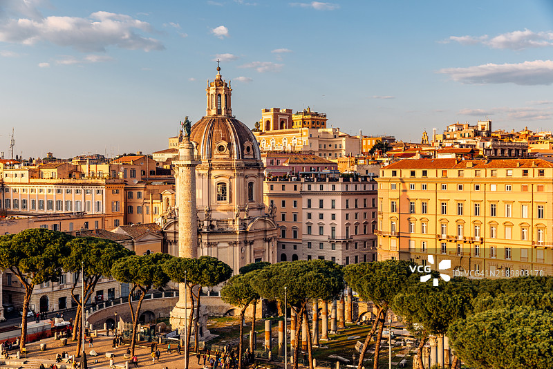 罗马天际线，夕阳下的特拉扬柱和圣洛雷托教堂，意大利图片素材