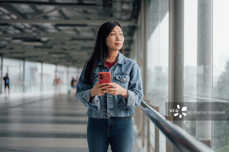 提升的连接：数字世界中的亚洲领袖图片素材