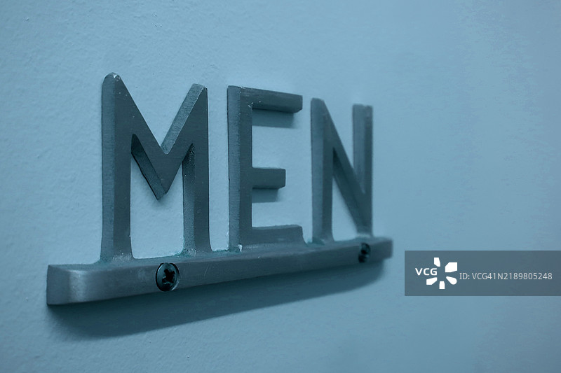 洗手间门上的标志“男士”图片素材