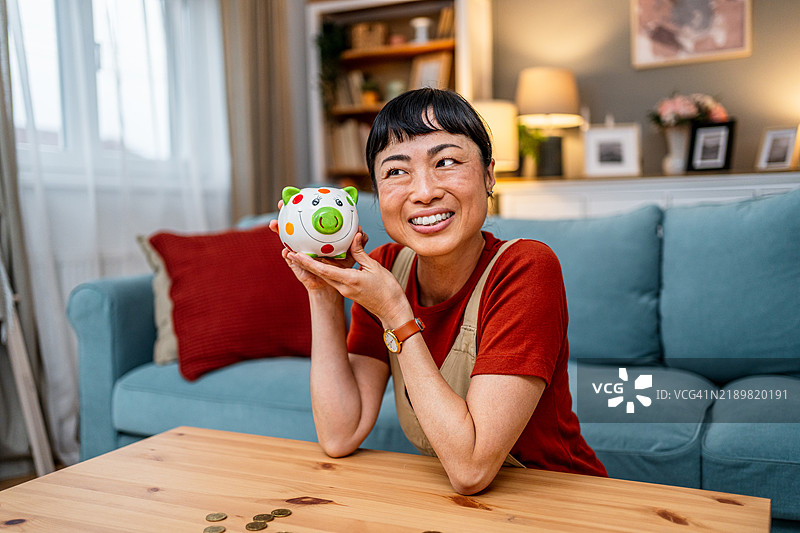 女人手握储蓄罐图片素材