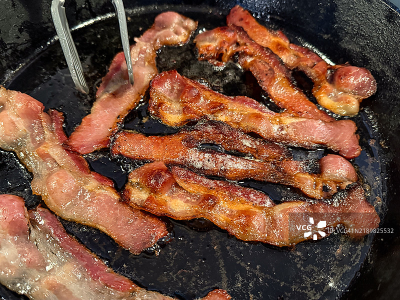 煎炸的条纹培根。图片素材