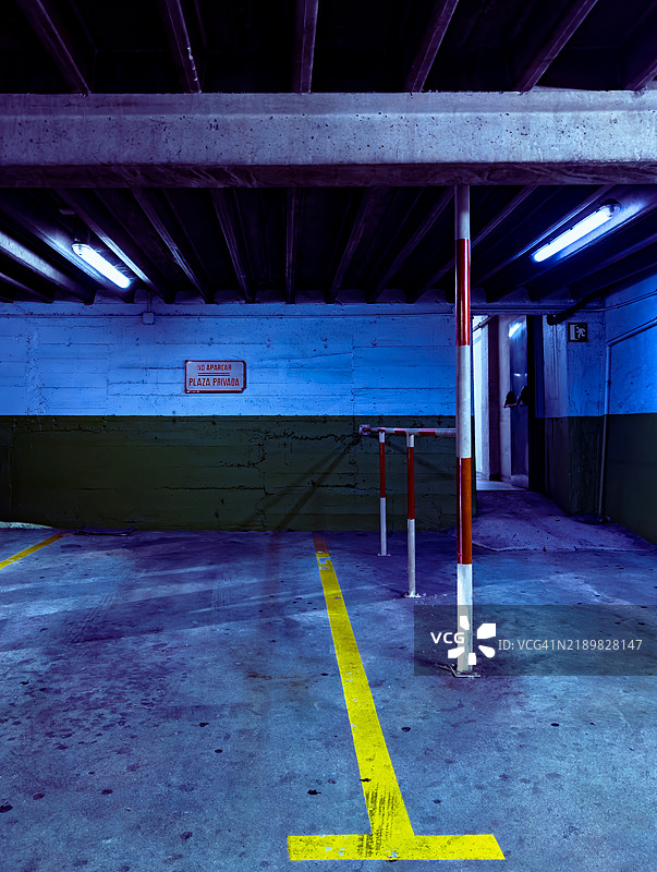 空荡荡的停车位，挂着旧车牌图片素材