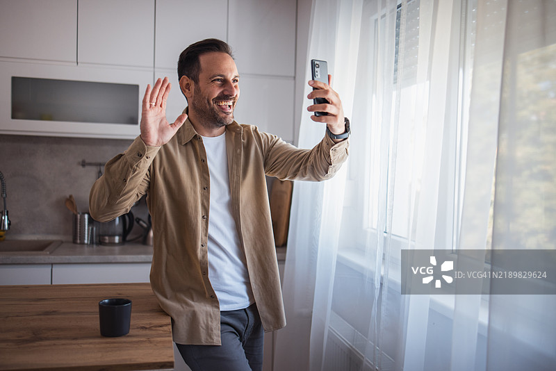 一名男子通过视频通话与朋友联系图片素材