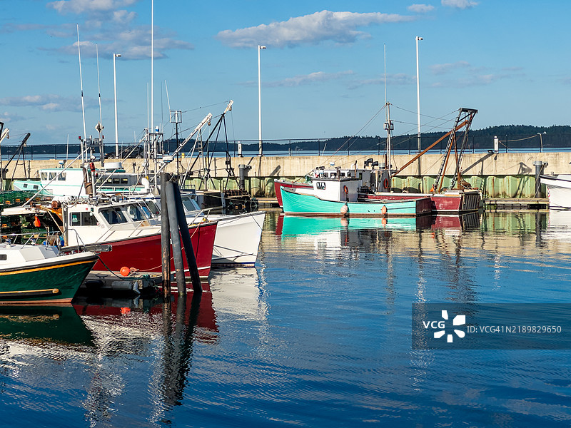 缅因州东港的港口渔船图片素材