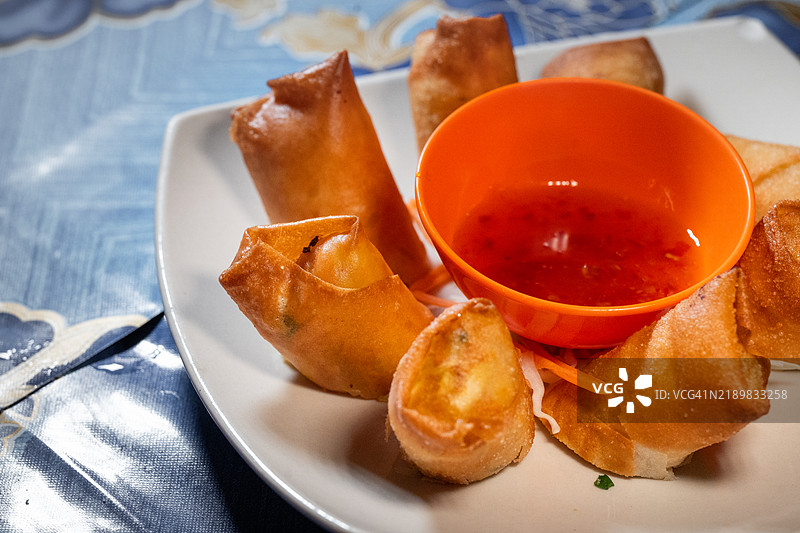 在科兰塔岛上，脆皮春卷配甜辣酱图片素材