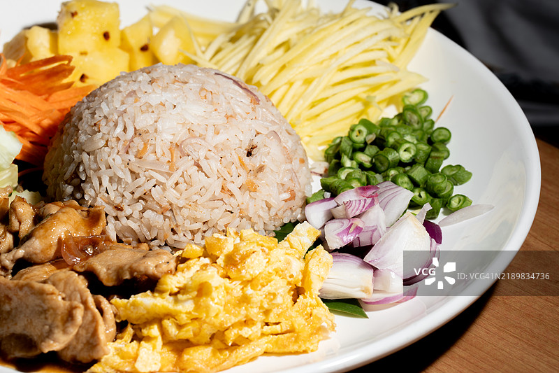 美味的咖喱虾酱炒饭：传统泰国虾酱炒饭菜肴图片素材