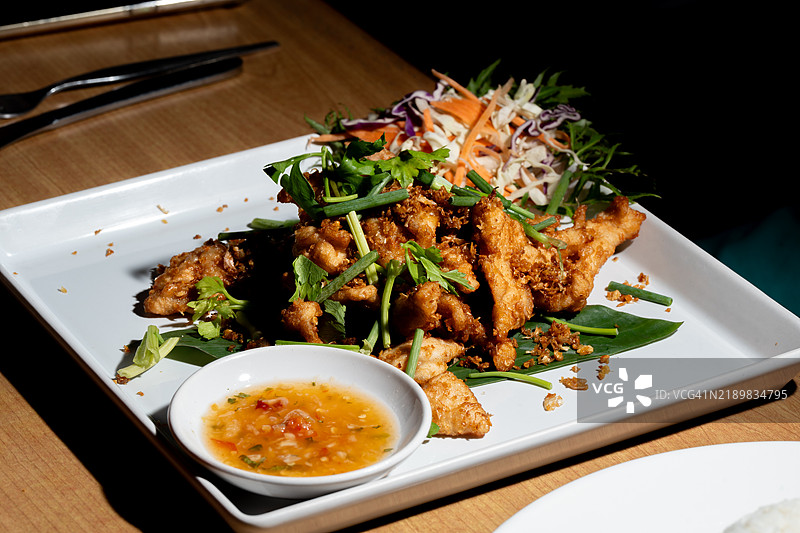 香脆炸鸡配蒜蓉和蘸酱：泰国美食的乐趣图片素材