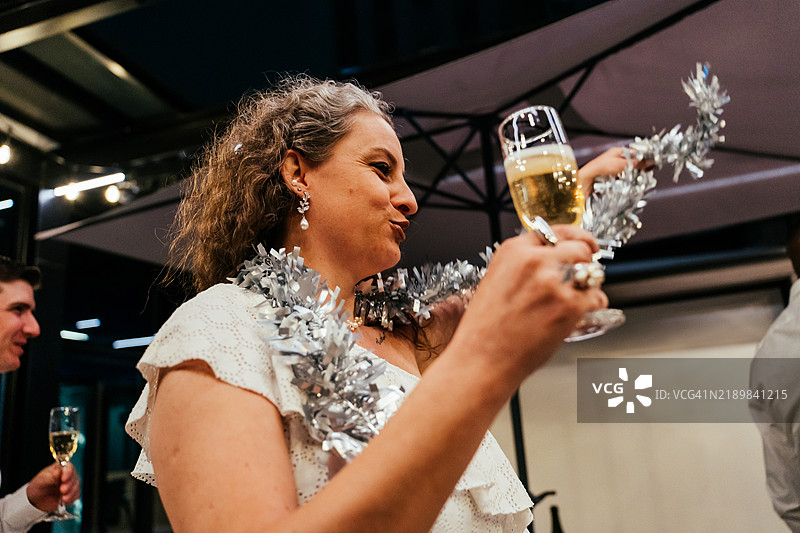 朋友们在新年前夜举杯庆祝香槟图片素材